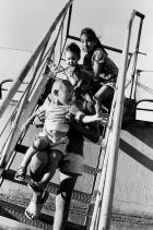Les enfants jouent sur un bateau échoué dans le port d&apos;Aralsk